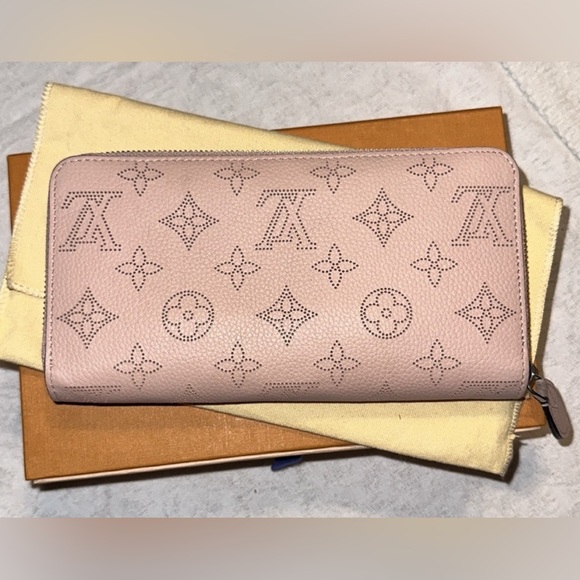 Louis Vuitton Pink Mahina Leather zip around wallet Full Set - Picture 2 of 11